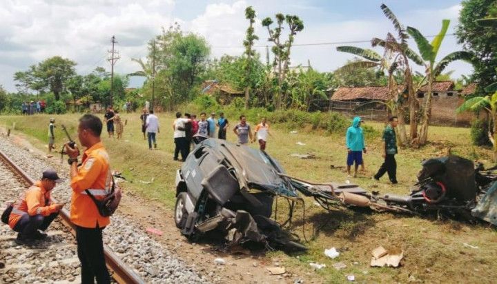 <i>Ngeri</i>, Kereta Tabrak Minibus Hingga Terbelah, 2 Penumpang Tewas