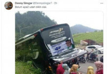 [Cek Fakta] Benarkah Bus Terperosok Ini Bergambar Anies Baswedan? Simak Faktanya