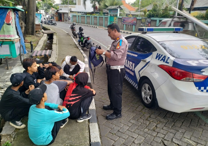 Menantang Maut, Polisi Ciduk Pelajar Adang Truk Terbuka di Tangerang