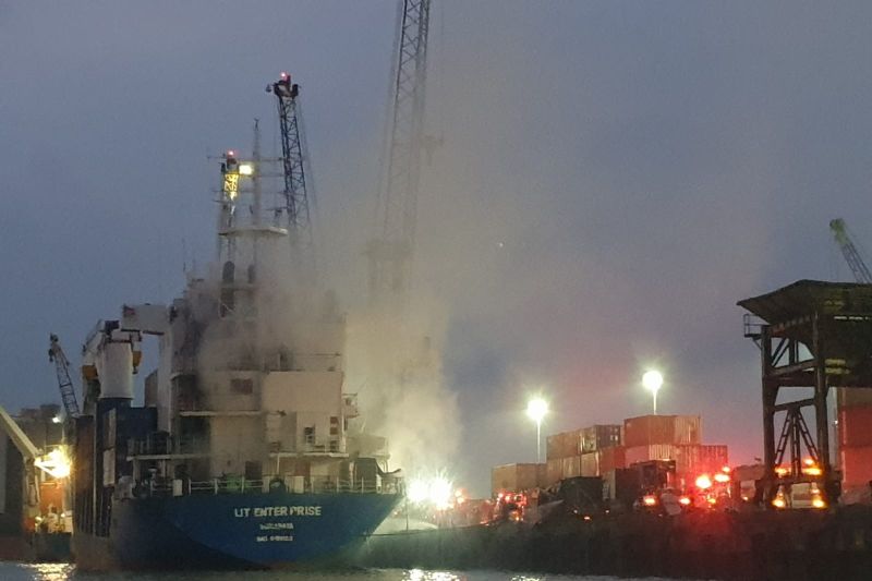 Kapal Kontainer Pengangkut Hasil Bumi Terbakar di Pelabuhan Tanjung Perak Kapal Kontainer Pengangkut Hasil Bumi Terbakar di Pelabuhan Tanjung Perak