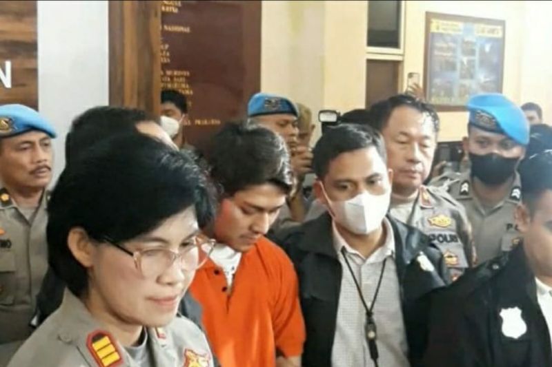 Lesti Kejora Cabut Laporan, Polisi: Tidak Serta Merta Rizky Billar Dibebaskan Lesti Kejora Cabut Laporan, Polisi: Tidak Serta Merta Rizky Billar Dibebaskan