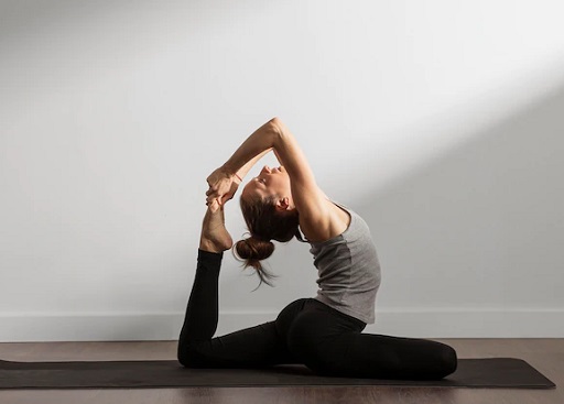 Yoga dapat membantu orang mengelola gejala primer dan sekunder dari sindrom iritasi usus besar. (Foto: Ilustrasi. Dok. Freepik.com)