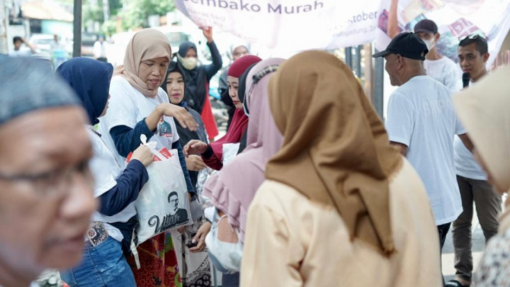 Ringankan Beban Warga, Bazar Sembako Digelar di Pulo Gadung