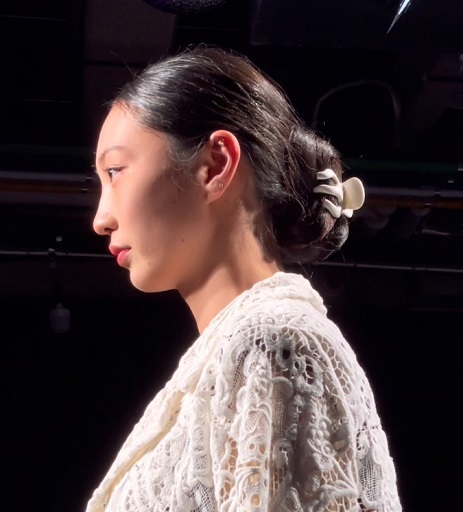 Keren! Jepit Rambut Anti Badai Lokal Tampil di Runaway Seoul Fashion Week