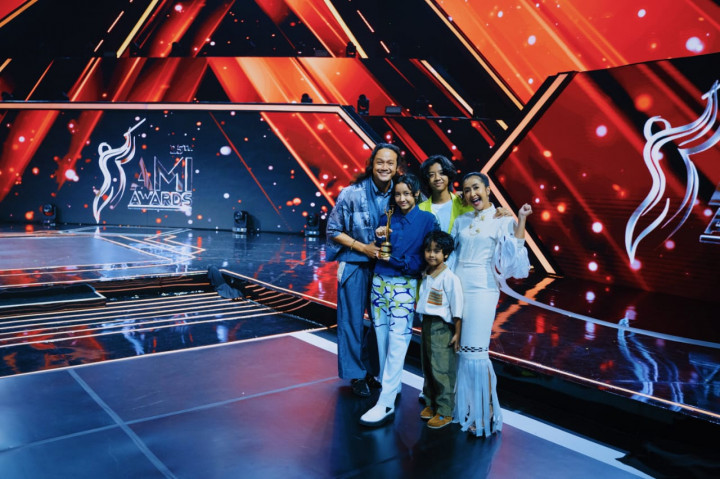 Widi Mulia Bangga Tiga Anaknya Raih Piala AMI Awards 2022