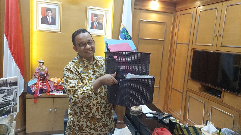Anies-Ariza Angkut Barang Pribadinya dari Balai Kota Anies-Ariza Angkut Barang Pribadinya dari Balai Kota