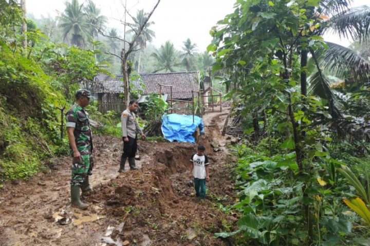 Retakan Tanah 525 Meter Terjadi Dekat Permukiman di Trenggalek