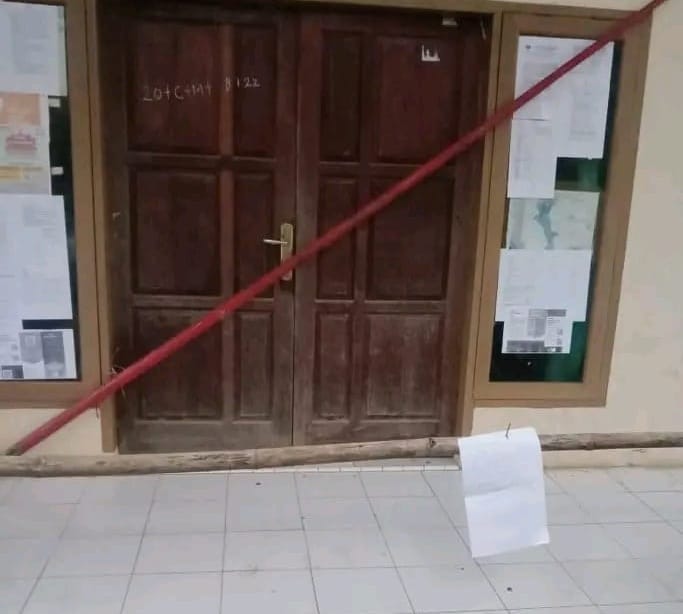 Sebagian Besar ASN Kerap Bolos, Kantor Camat Waiblama Disegel
