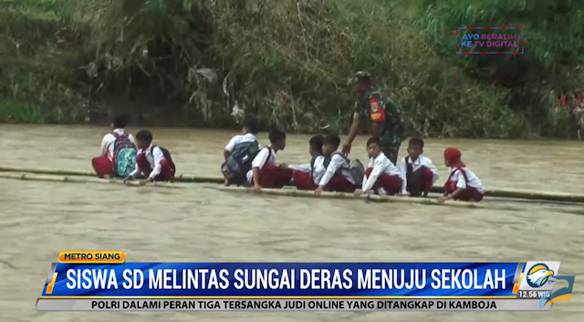 Miris, Para Siswa SD ini Rela Menantang Derasnya Sungai demi Bersekolah