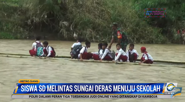 Miris, Para Siswa SD ini Rela Menantang Derasnya Sungai demi Bersekolah Miris, Para Siswa SD ini Rela Menantang Derasnya Sungai demi Bersekolah