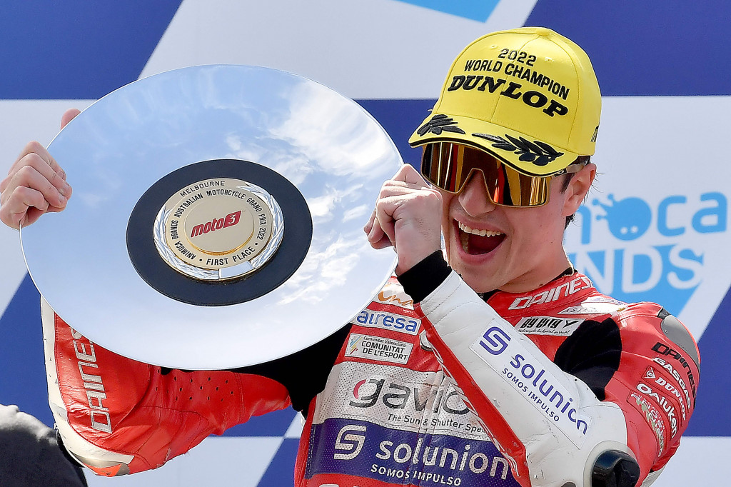 Selebrasi Izan Guevara Usai Juara Dunia Moto3 2022