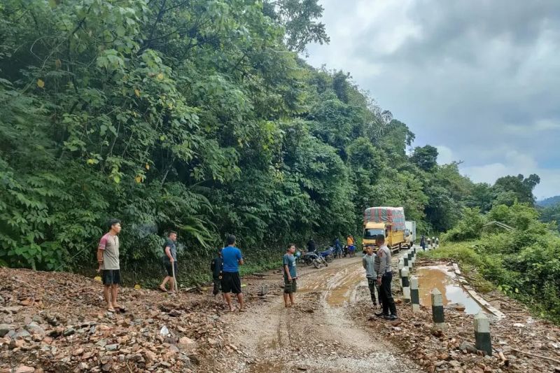Jalan Trans Kalimantan Ruas Satui Barat Kembali Putus
