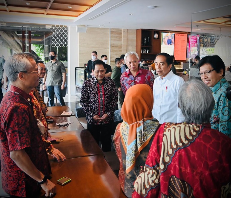 Presiden Nostalgia Bereuni dengan Teman Semasa Kuliah di UGM Presiden Nostalgia Bereuni dengan Teman Semasa Kuliah di UGM