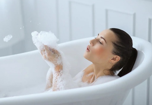 Umumnya wewangian pada shower gel lebih tahan lama. (Foto: Ilustrasi. Dok. Freepik.com)
