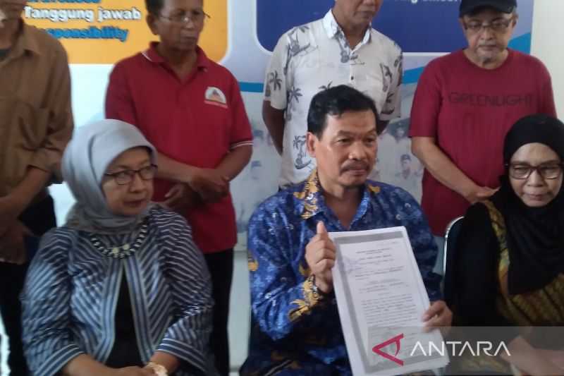Kepala SMAN 6 Surakarta Munarso memperlihatkan salinan ijazah Presiden RI Jokowi di SMAN 6 Surakarta, Senin (17-10-2022). ANTARA/Aris Wasita