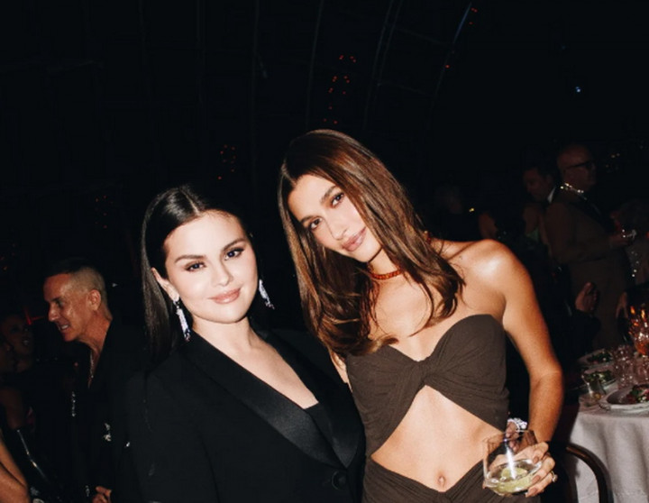 Sering Diisukan Tak Akur, Selena Gomez Foto Bareng Hailey Bieber