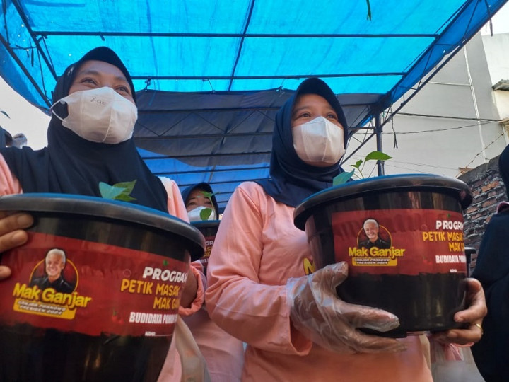 Hadapi Harga Pangan, Warga Grogol Dilatih Menanam Cabai di Rumah