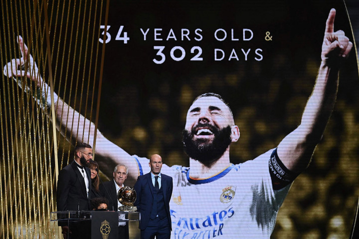 Momen Karim Benzema Terima Trofi raih Ballon d'Or 2022