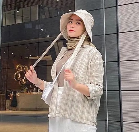Bucket hat jadi item fashion andalan gen Z saat ini. (Foto: Dok. Instagram/@inspirasitrendoo.id/@itsbellefirst)