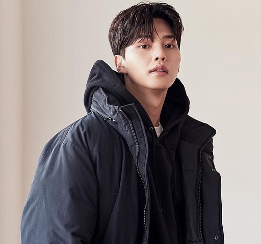 Gaya Stylish Song Kang Pakai Outer Ini Cocok untuk Outfit Musim Dingin