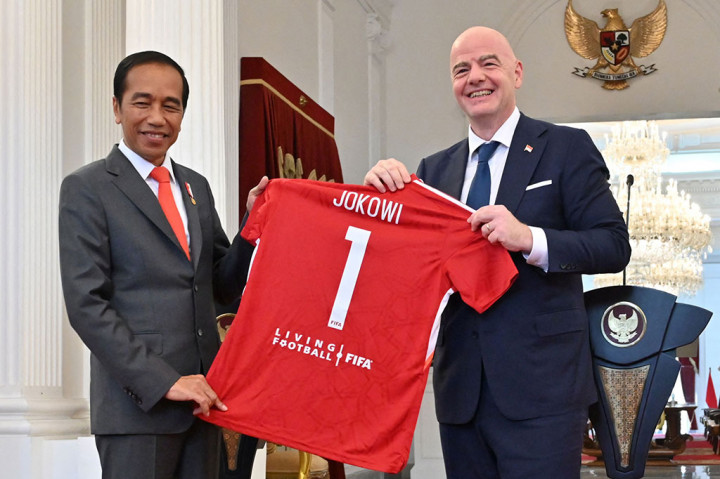 Semringahnya Jokowi Dapat Oleh-oleh Bola, Jersey, Bendera dari Presiden FIFA