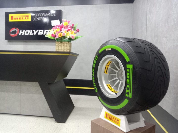 Kunjungi Pirelli Performance Center, Anti Dekil dan Bau Oli