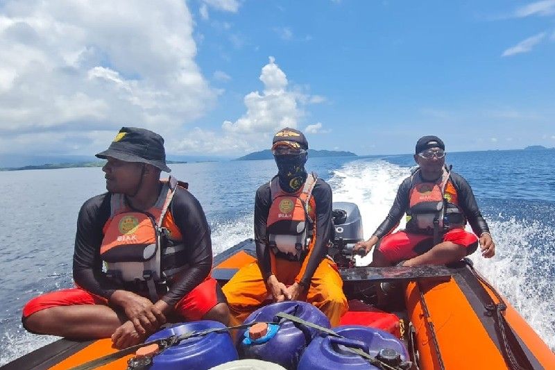 Tim SAR gabungan saat melakukan pencarian terhadap tujuh penumpang perahu motor yang hilang diperairan Yapen, Papua. ANTARA/HO/Humas Polda Papua