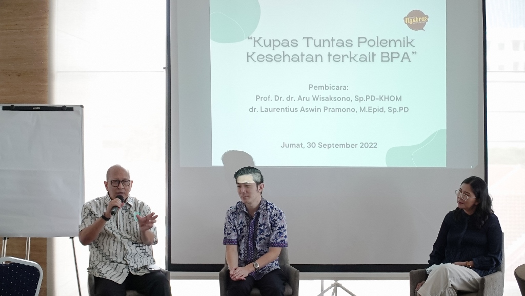 Ketua Yayasan Kanker Indonesia (YKI), Prof Aru Wisaksono Sudoyo dan Dokter spesialis penyakit dalam, Laurentius Aswin Pramono M.Epid, Sp.PD saat Ngobras terkait BPA (Foto: Istimewa)