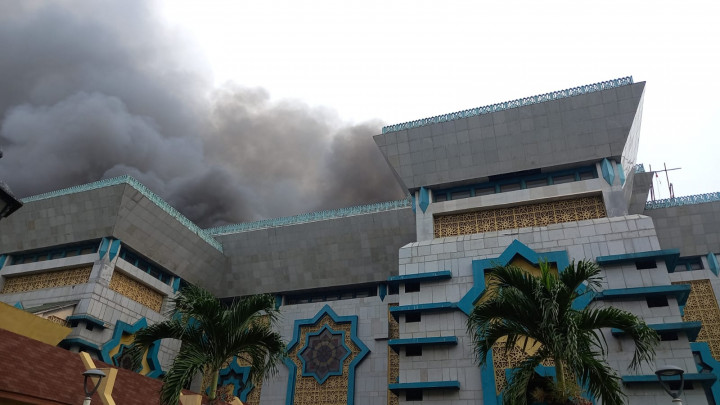 Kubah Masjid Raya Jakarta Islamic Center Kebakaran, 10 Unit Damkar Diterjunkan