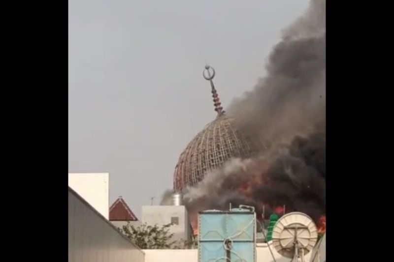 Kubah Masjid Raya JIC Ambruk Saat Kebakaran