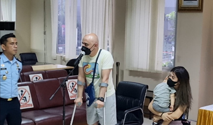 Ditagih Biaya <i>Overstay</i>, WN Australia Acungkan Jari Tengah dan Hina Petugas Imigrasi