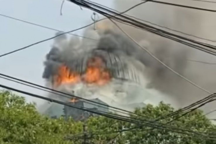 Penampakan Kobaran Api Melalap Kubah Jakarta Islamic Center