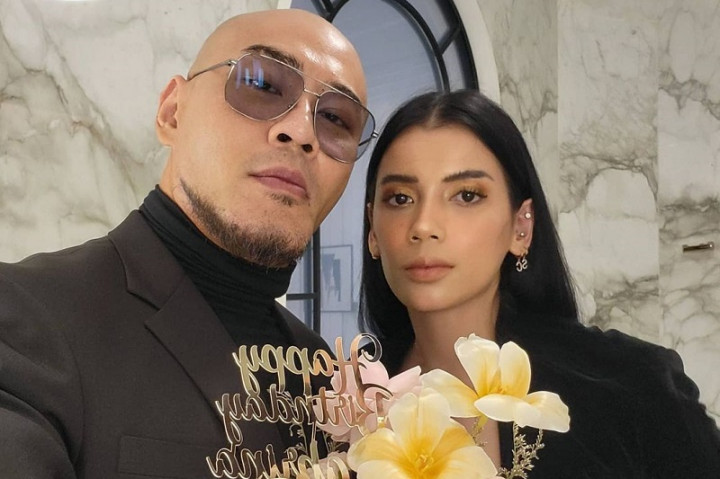 Netizen Sorot Sikap Romantis Deddy Corbuzier ke Sabrina Chairunnisa
