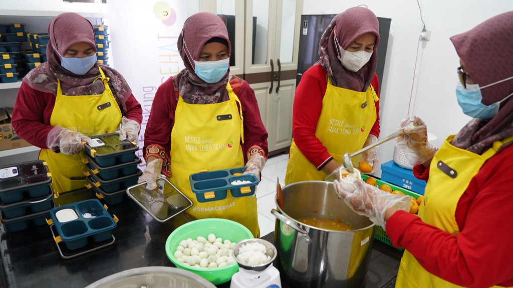 Setidaknya ada 23 kader yang bertugas untuk menyajikan menu bergizi di Dapur Sehat ini. (Foto: Istimewa)