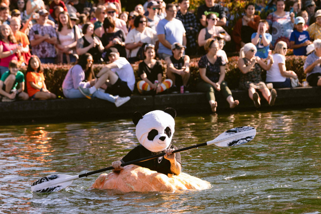 Keseruan Balapan dengan Perahu Labu Raksasa di Oregon
