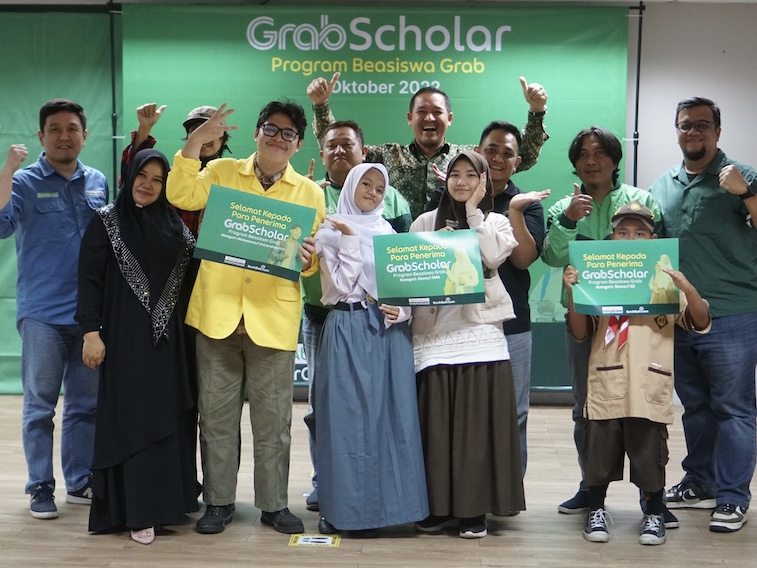 Para penerima GrabScholar_ Program Beasiswa Grab 2022 dari SD hingga universitas bersama orangtuanya serta perwakilan Grab dan BenihBaik. (Foto: Ist)