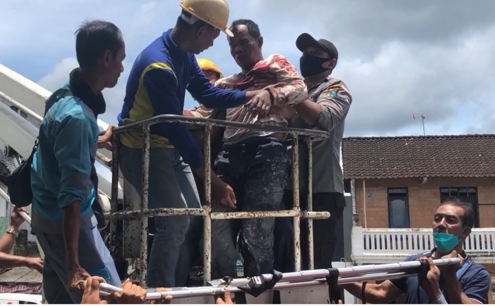 Dramatis, Evakuasi Pekerja Bangunan Tersengat Listrik di Blitar
