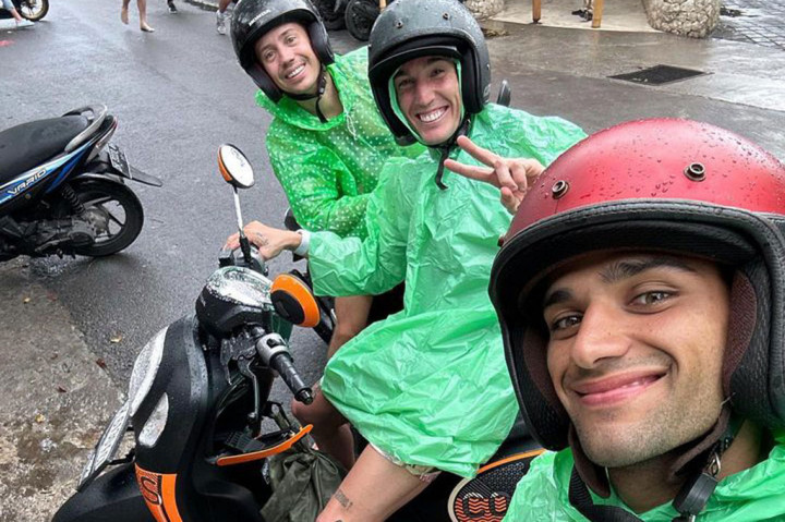 Bikin Ngakak, Espargaro dan Jorge Martin Pakai Jas Ujan Kresek di Bali
