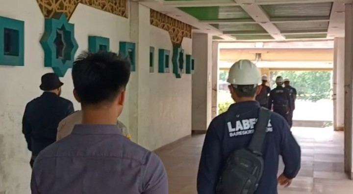 Puslabfor Olah TKP Kebakaran Kubah Masjid JIC