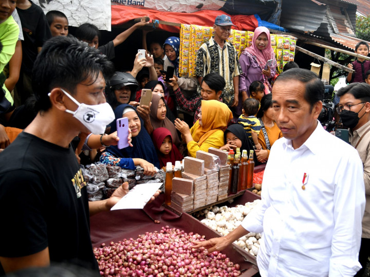 Presiden Jokowi: Bansos Jangan untuk Beli <i>Handphone</i>!