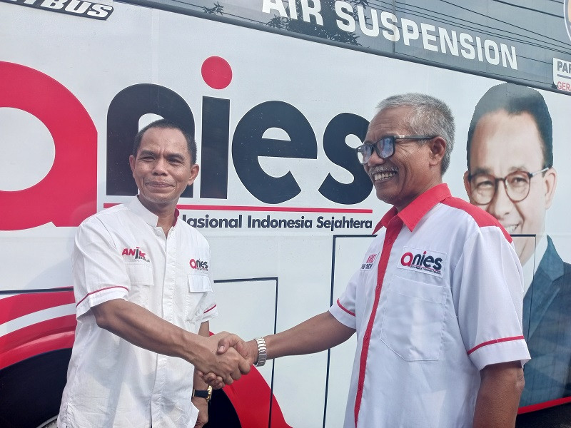 Relawan Anies Baswedan dari Aliansi Nasional Indonesia Sejahtera (Anies) Jawa Tengah menerima sumbangan satu unit bus. Foto: Mustholih.