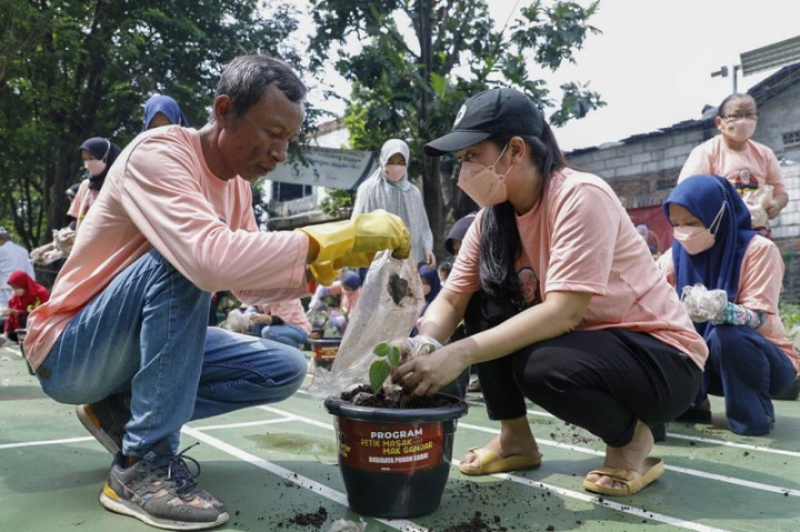 Warga Lubang Buaya Didorong Mandiri Melalui Petik Masak