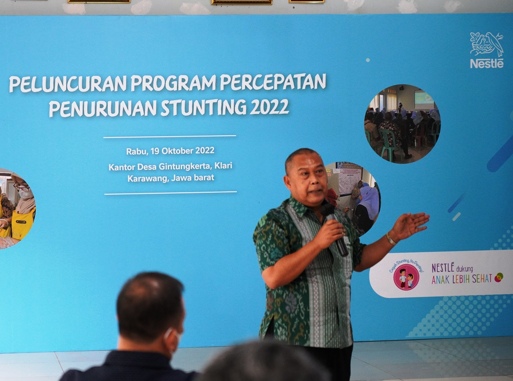 Guru Besar di bidang Gizi Masyarakat dan Sumberdaya Keluarga Institut Pertanian Bogor Prof. Dr. Ir. Ali Khomsan, MS saat peresmian Dapur Sehat Atasi Stunting di Karawang. (Foto: Nestle Indonesia)