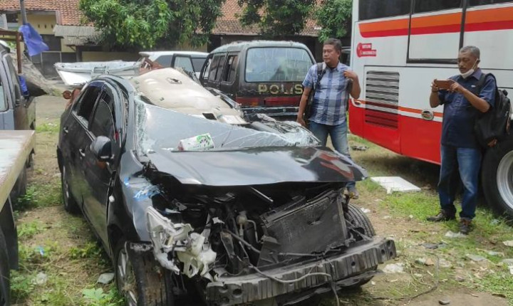 3 Orang Tewas dalam Kecelakaan Sedan dengan Truk di Tol Solo-Kertosono