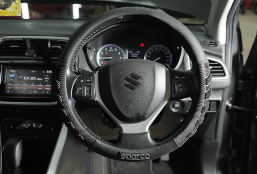 Tombol pengaturan cruise control ada di bagian kanan setir. Suzuki