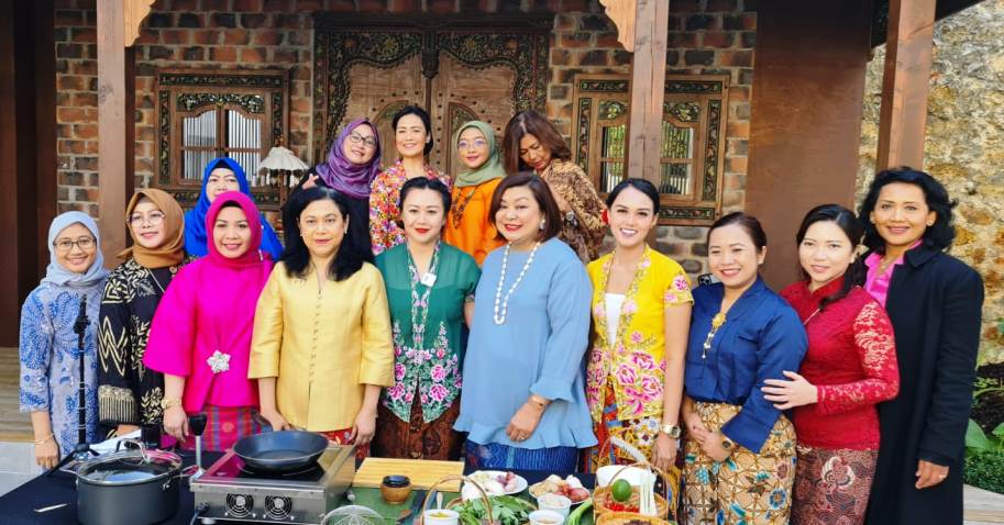 Acara Royal Nusantara A Tale of Royal Nusantara Spices and Recipes yang diselenggarakan oleh Dharma Wanita Persatuan KBRI Paris, Perancis bekerjasama dengan Primax Global yang menghadirkan demo masak oleh Febs Asyagaf, masterchef Indonesia. (Foto: Istimew
