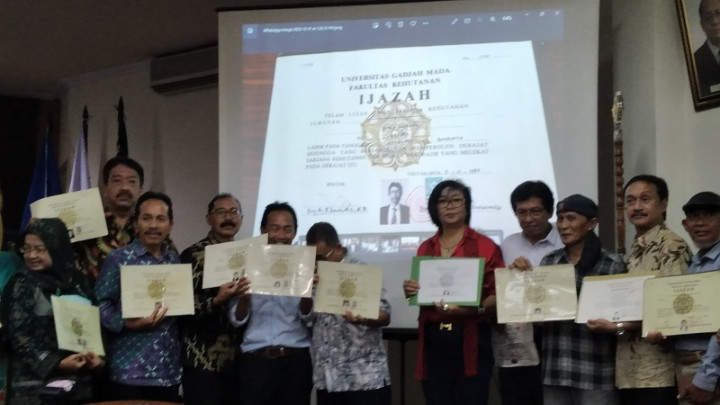 Kompak! Teman 'Seperjuangan' Jokowi Pamer Ijazah Fakultas Kehutanan UGM