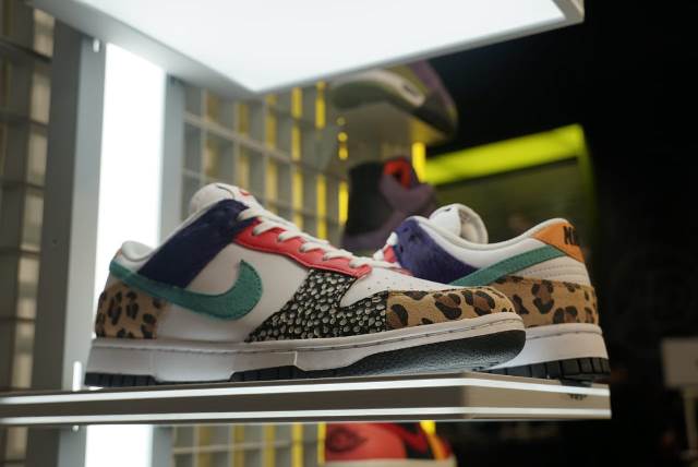 Tampil trendy dengan aneka sepatu sneakers idaman di JD Sports, King of Trainer. (Foto: Dok. Istimewa)