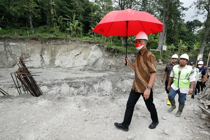 Ganjar Cek Pembangunan Embung Hasil Hibah Petani di Kendal