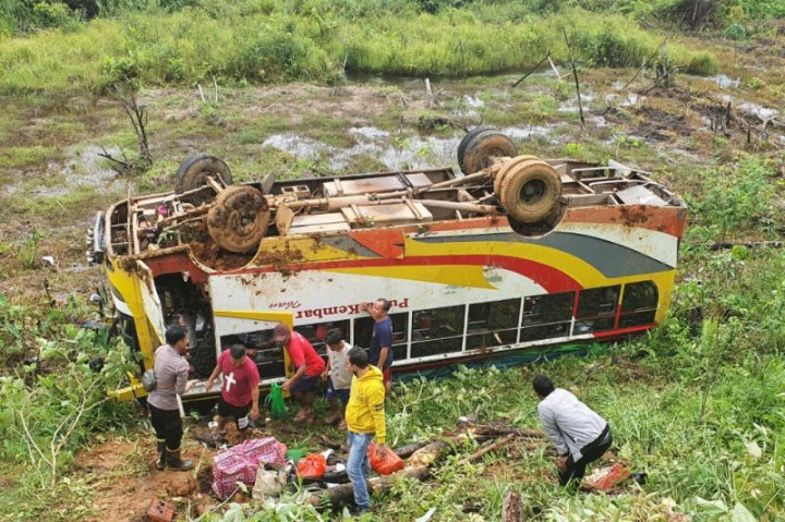 Bus Rute Pontianak-Badau Jatuh ke Jurang, 17 Penumpang Terluka